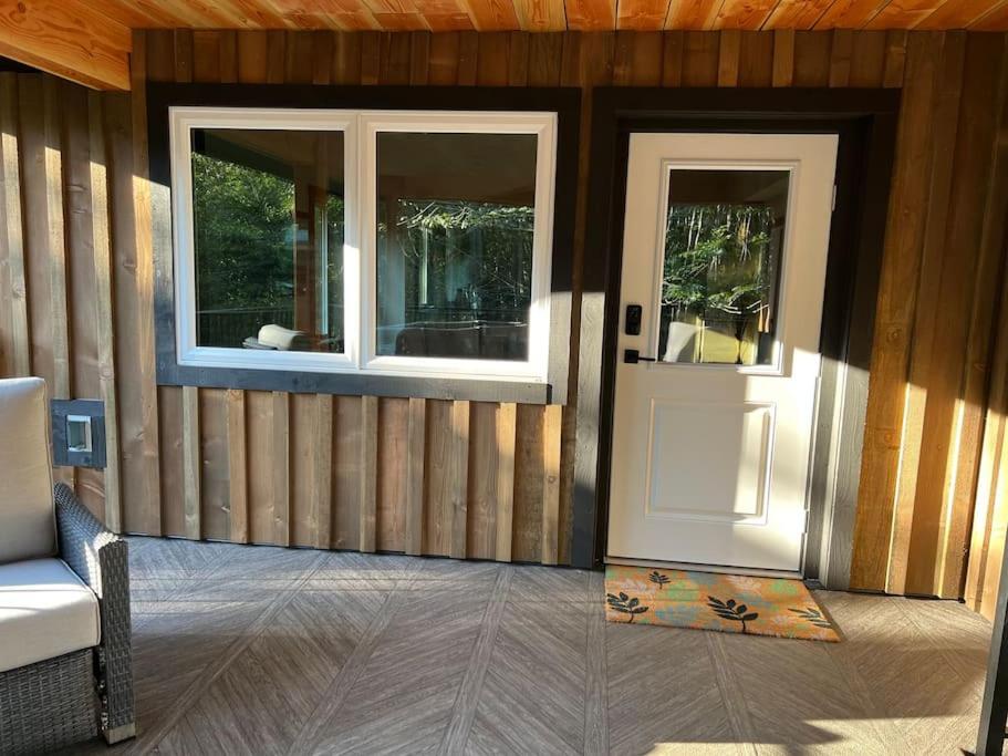 Tranquil 2 Bedroom Vacation Home with Covered Deck - Housity