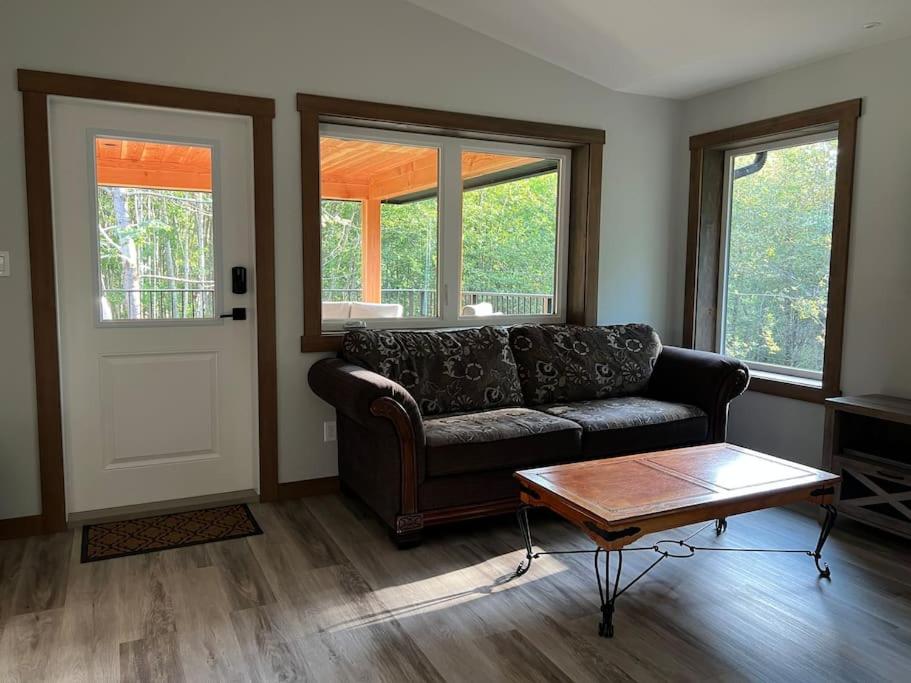 Tranquil 2 Bedroom Vacation Home with Covered Deck - Housity