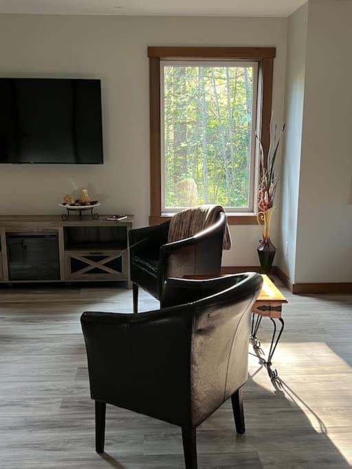 Tranquil 2 Bedroom Vacation Home with Covered Deck - Housity