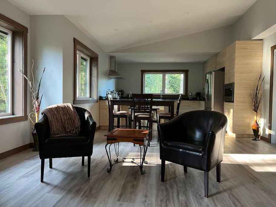 Tranquil 2 Bedroom Vacation Home with Covered Deck - Housity