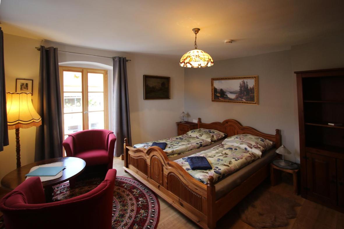 Pension und Falknerei an der alten Schmiede - Housity