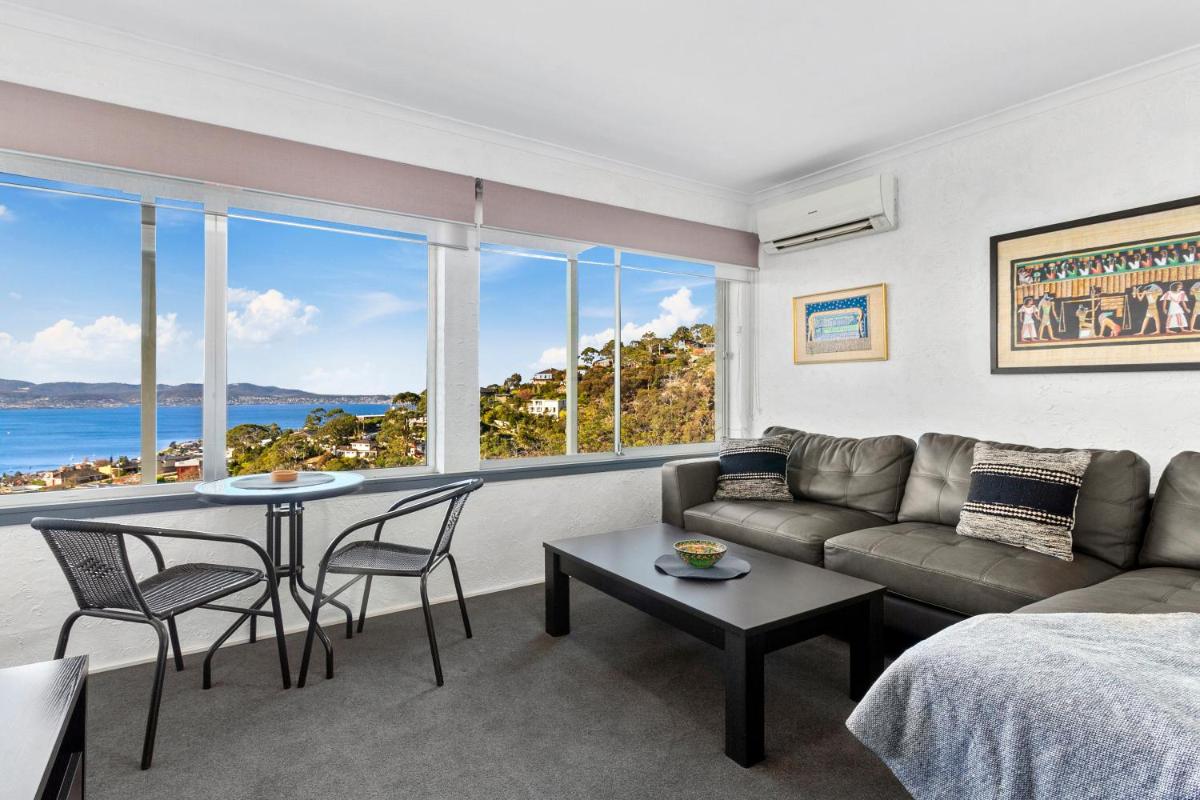 Spectacular Views - 5 Bedroom House and Unit - Free Parking - Free WIFI - Housity