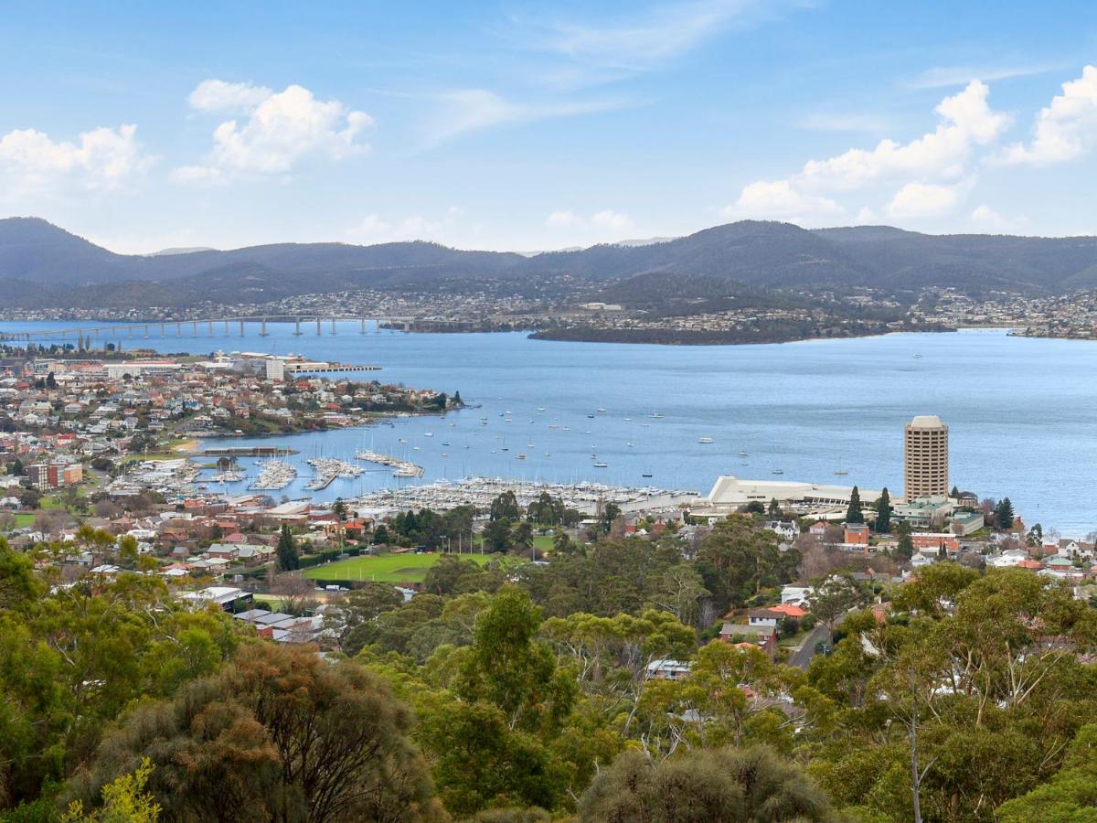 Spectacular Views - 5 Bedroom House and Unit - Free Parking - Free WIFI - Housity