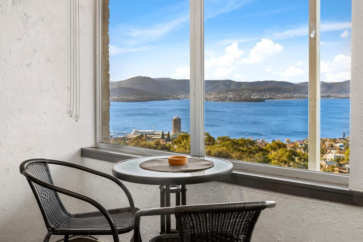 Spectacular Views - 5 Bedroom House and Unit - Free Parking - Free WIFI - Housity