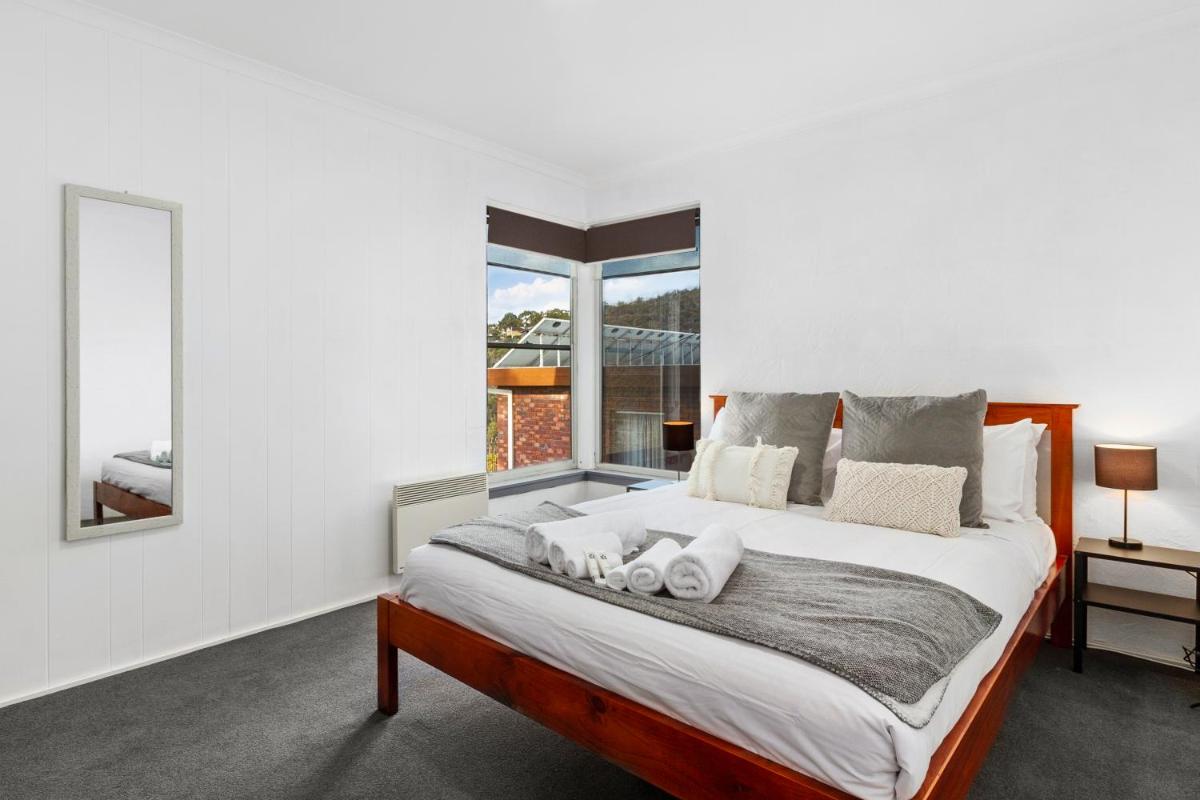 Suitetrails - Spectacular Views - 5 Bedroom House and Unit - Free Parking - Free WIFI