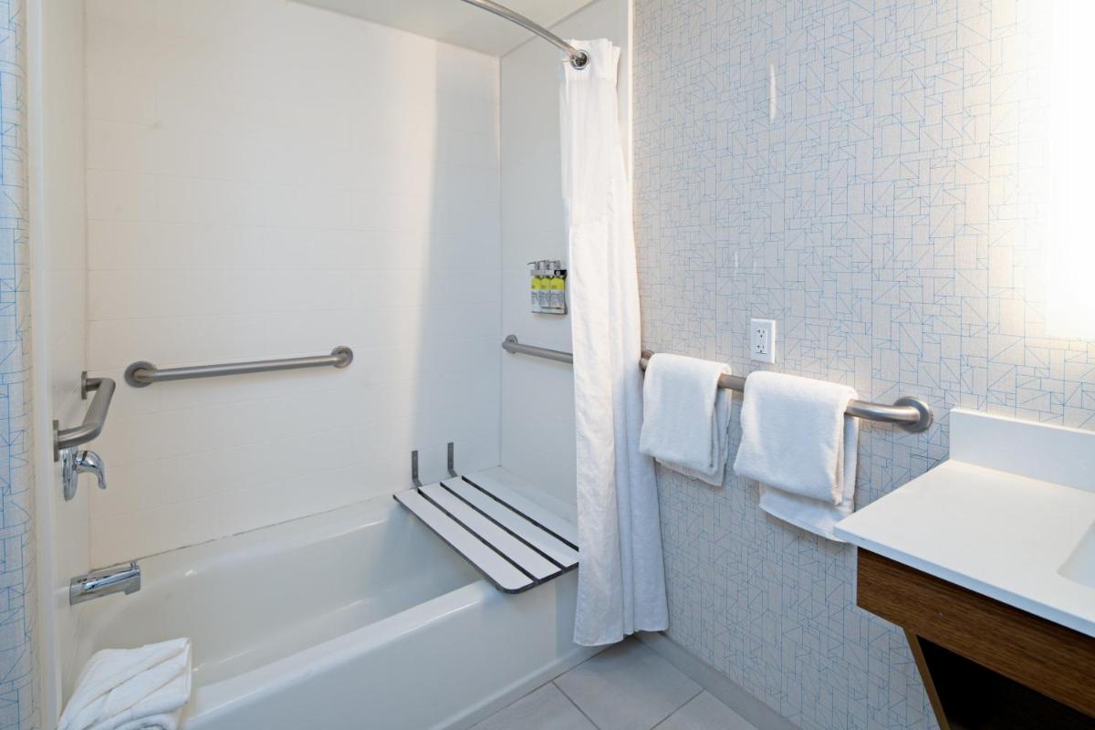 Holiday Inn Express Fresno South by IHG - Housity