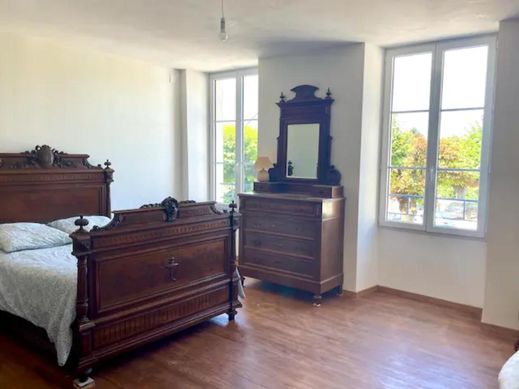 Suitetrails - Town house Aulnay, walk to bars/restaurants