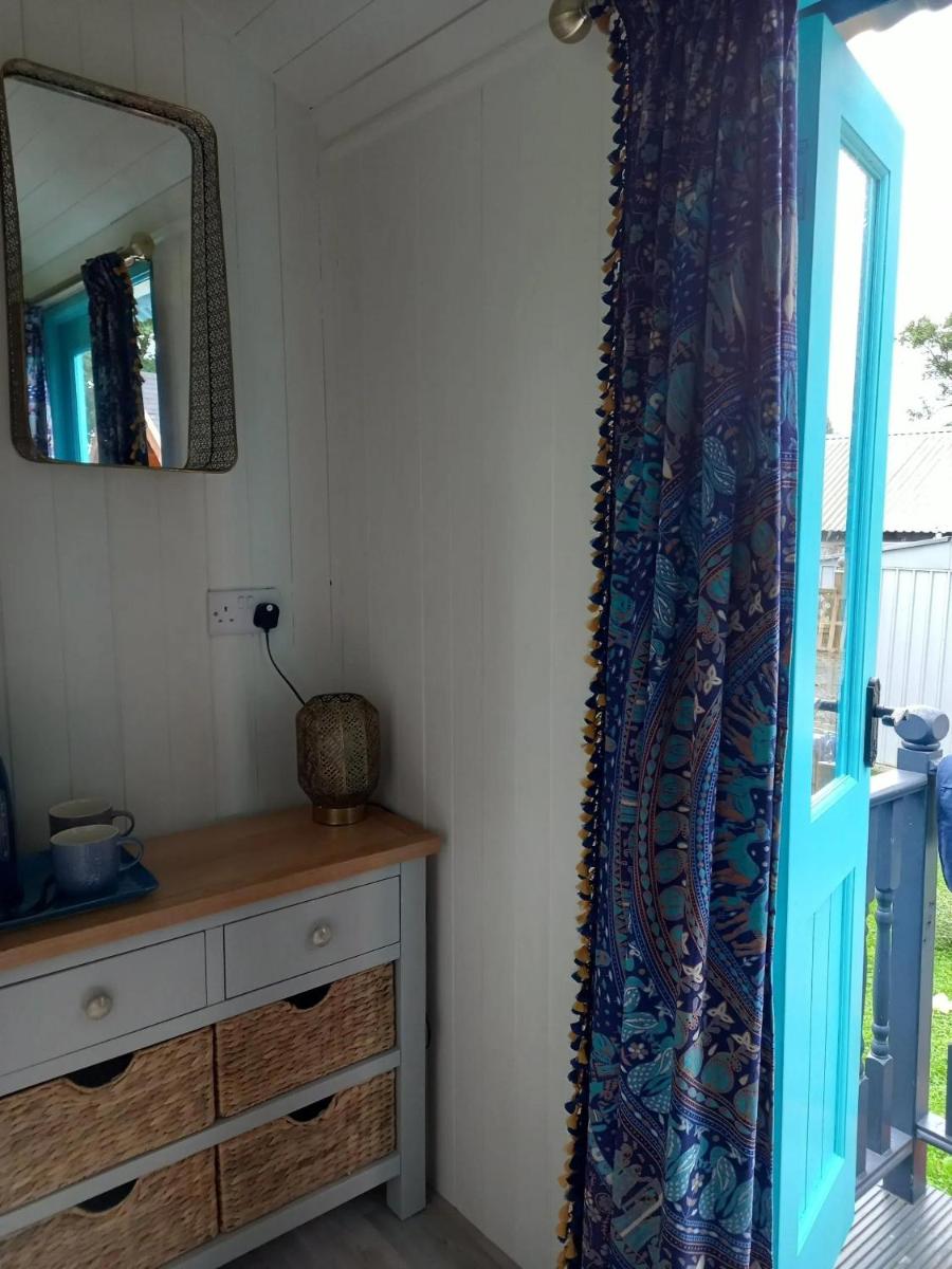 Stunning Dog Friendly Log Cabin with Hot tub - Housity