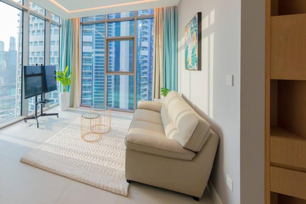 Brand New 1 bedroom, Burj Khalifa, River View, Sky Pool - Housity
