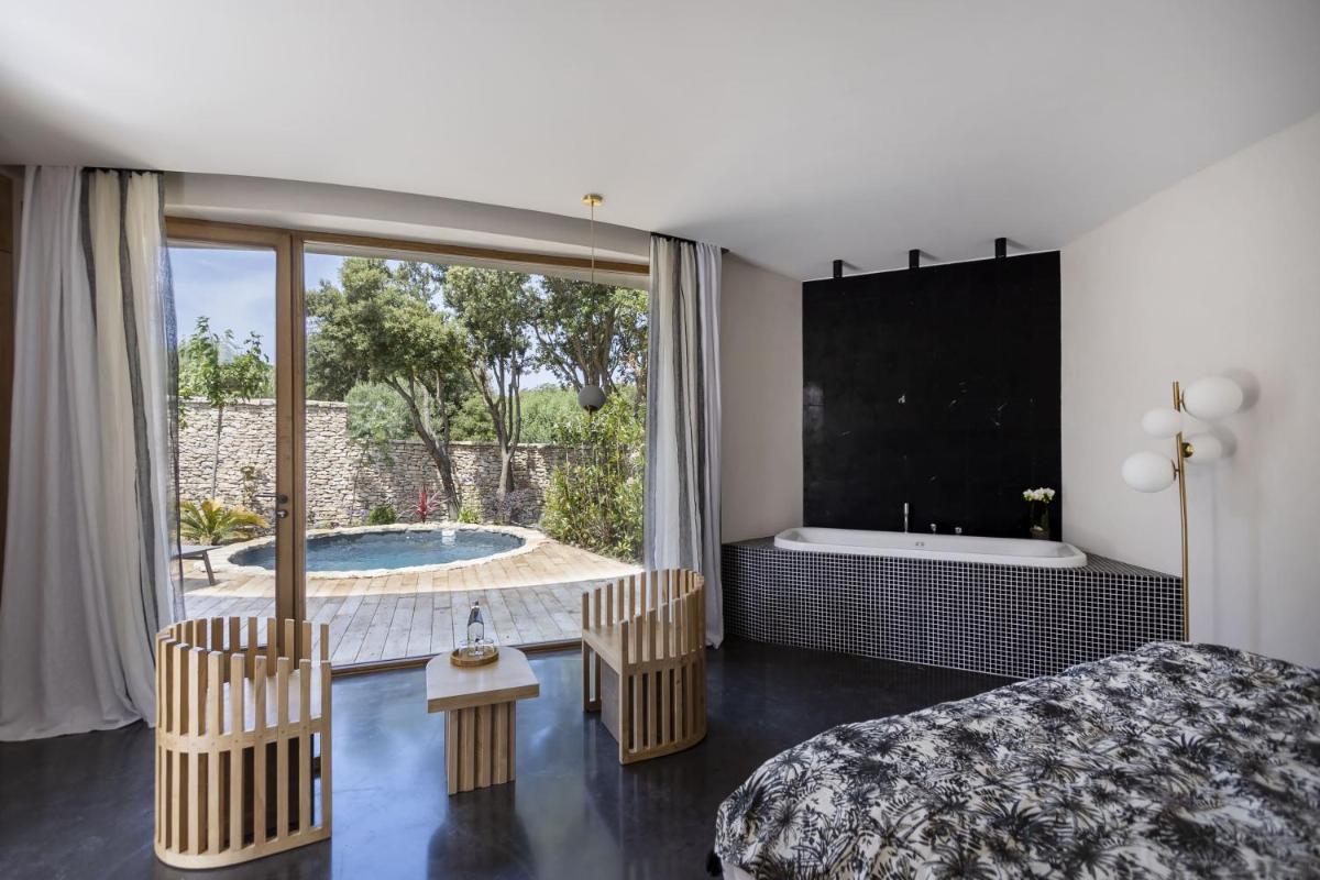 Un ou plusieurs lits dans un hébergement de l'établissement A SPERANZA Suites avec piscine privative chauffée