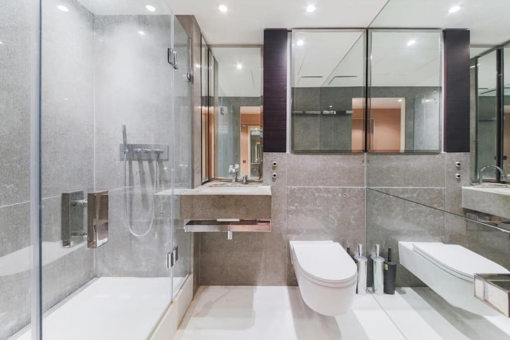 Skyview Waterside City Luxury Apartment - Housity