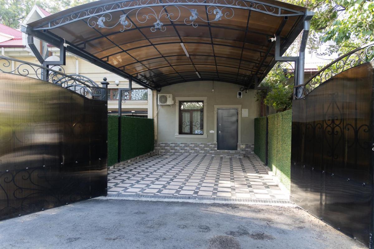 Uiutnyi novyi dom v tsentre goroda 2022 s parkovkoi dlia avto - Housity