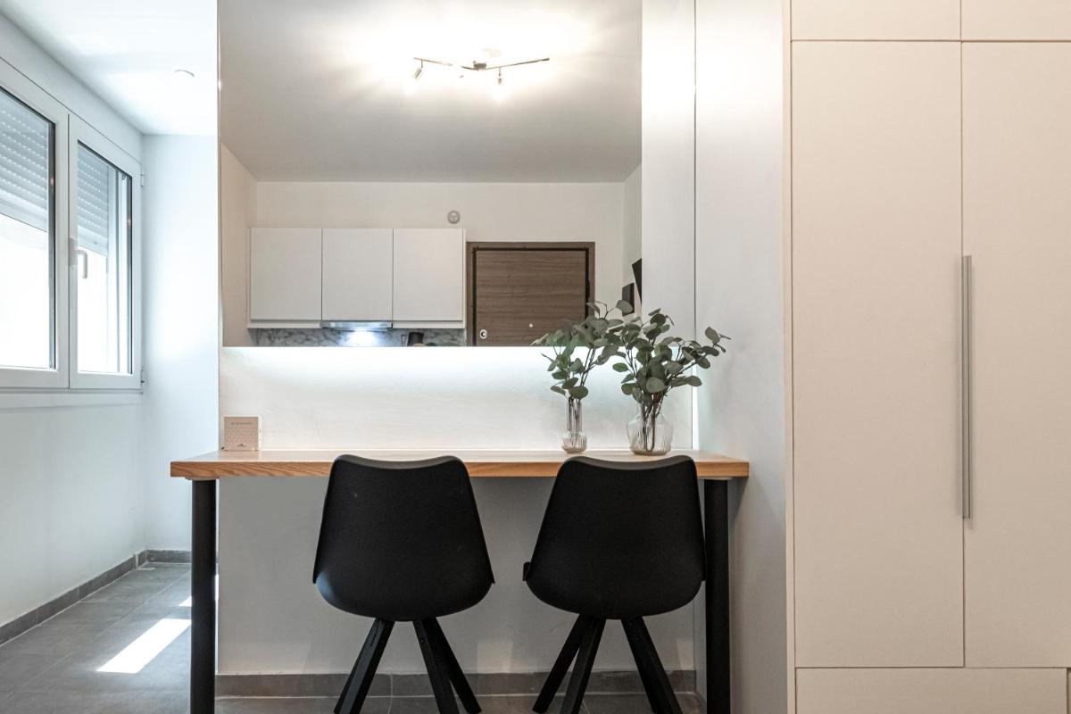 Phaedrus Living: City Center Executive Flat Stadiou - Housity