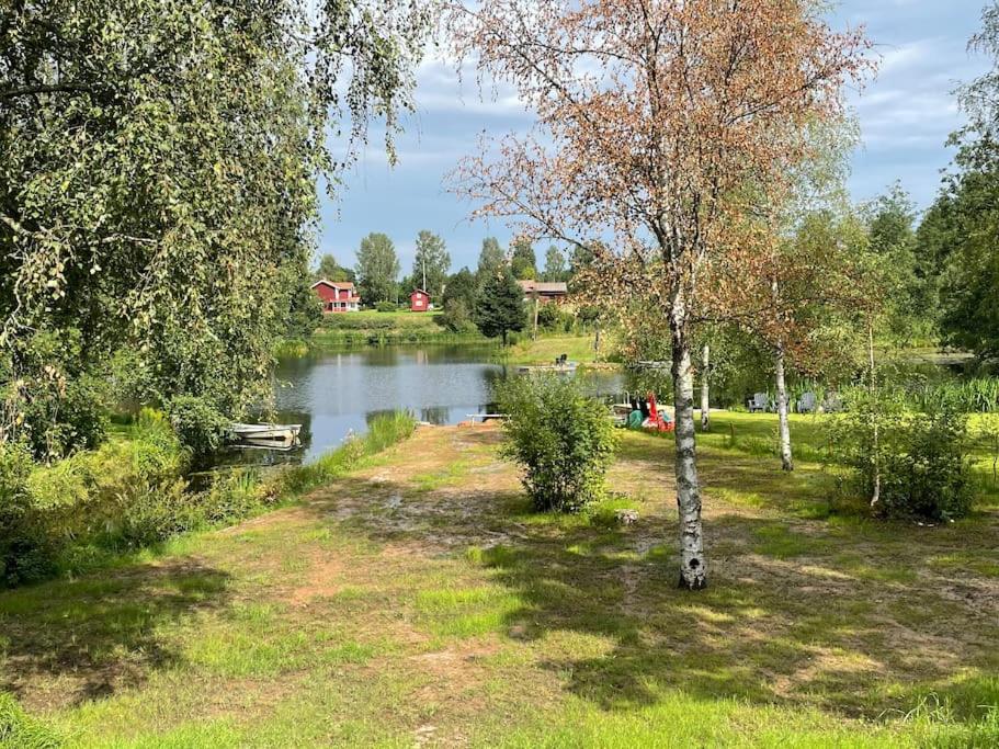 Dalastuga med tillgång till badplats - Housity