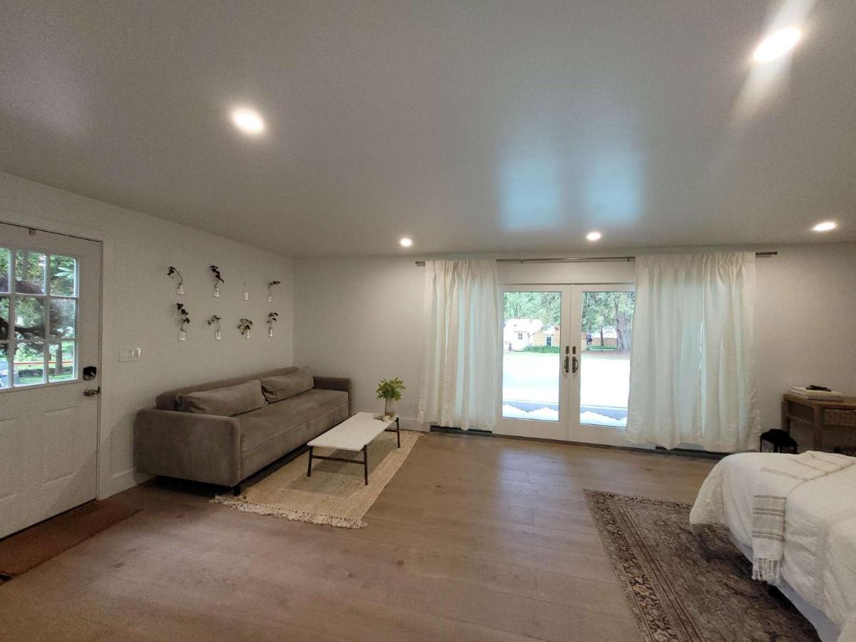 Newly Renovated Guesthouse with Private Pool - Housity
