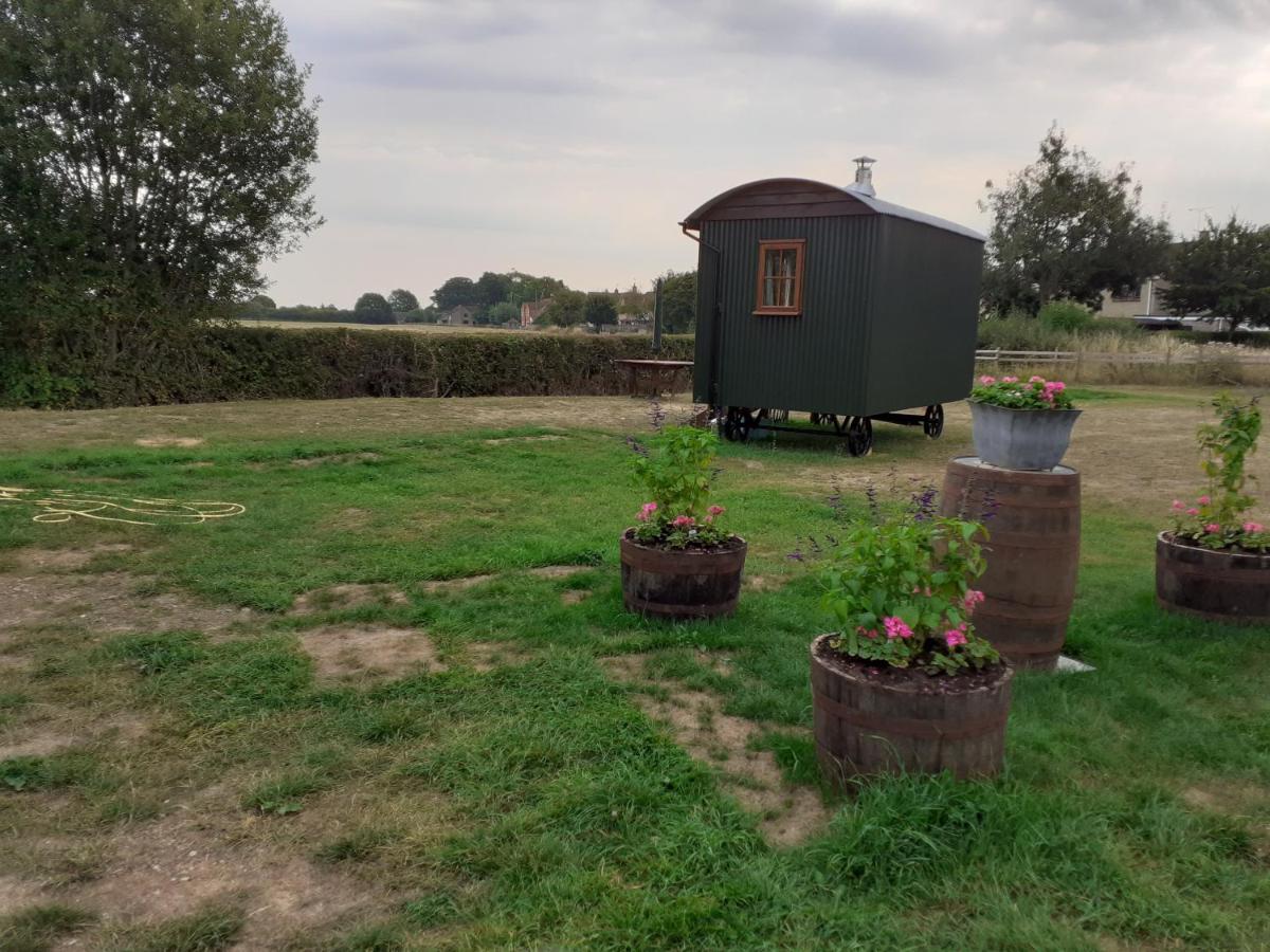 Suitetrails - Glamping in Wiltshire in our luxury Shepherds Hut
