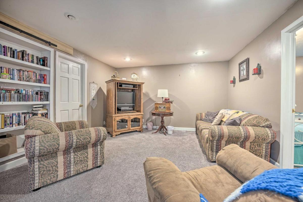 Lovely 3- bedroom apartment with street parking. - Housity