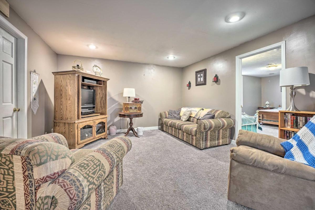 Lovely 3- bedroom apartment with street parking. - Housity