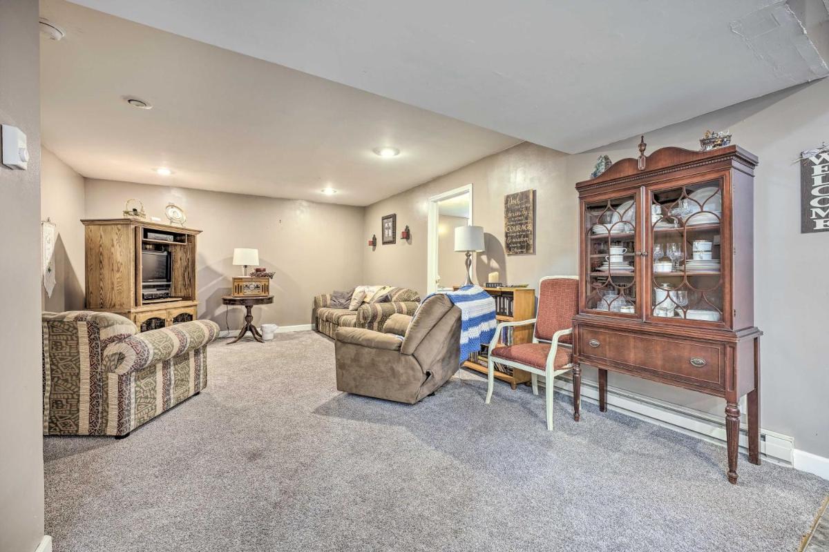 Lovely 3- bedroom apartment with street parking. - Housity