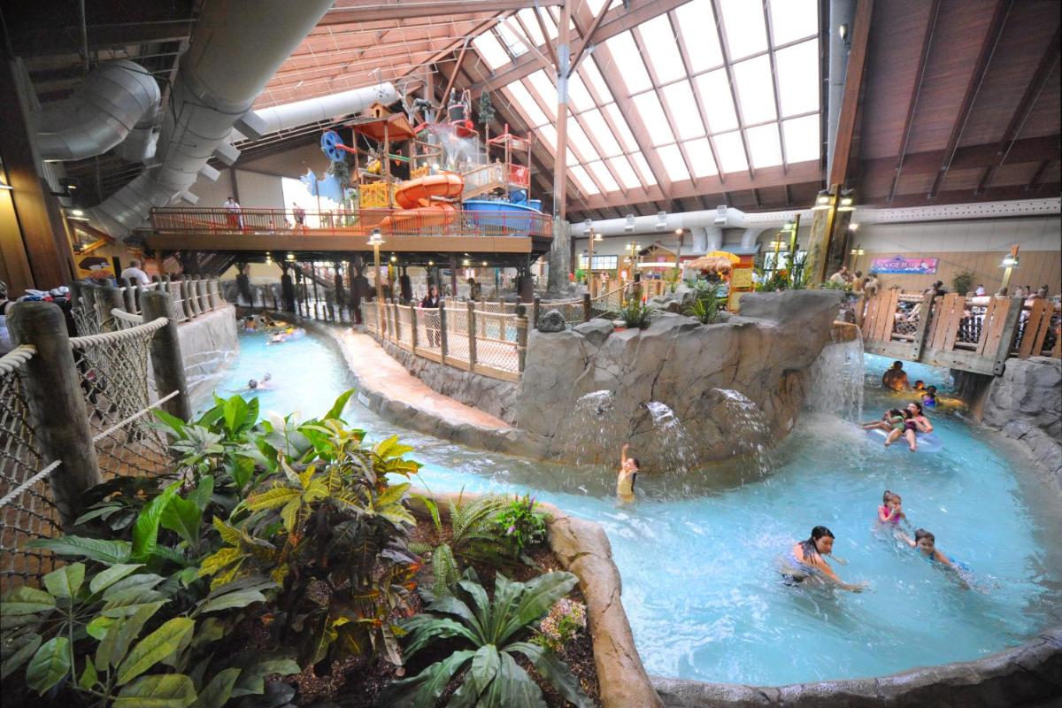 Six Flags Great Escape Lodge & Indoor Waterpark - Housity