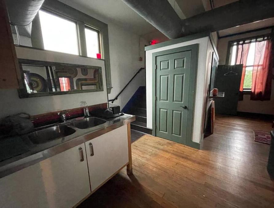 Amazing 3 Bedroom Apt! 11 Beds! - Housity