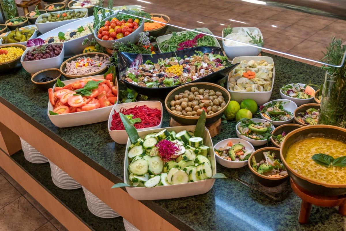 Comida en o cerca de este hotel