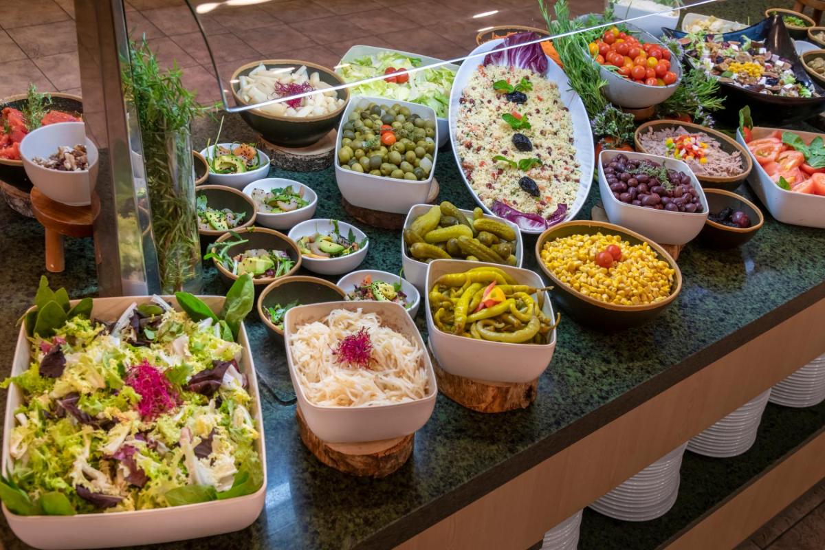 Comida en o cerca de este hotel