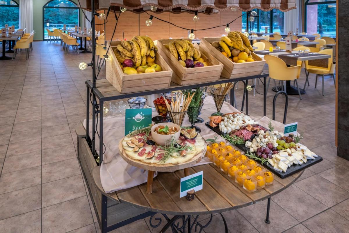 Comida en o cerca de este hotel