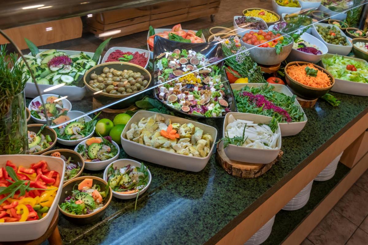 Comida en o cerca de este hotel