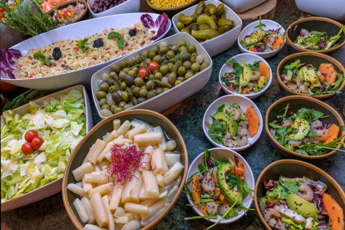 Comida en o cerca de este hotel