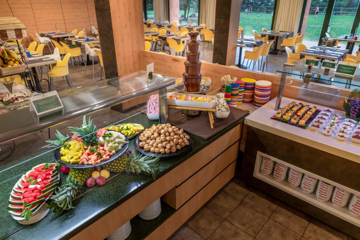 Comida en o cerca de este hotel