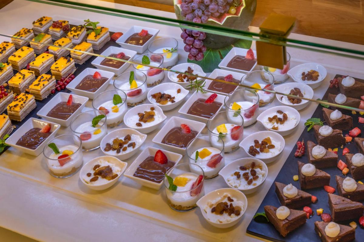 Comida en o cerca de este hotel