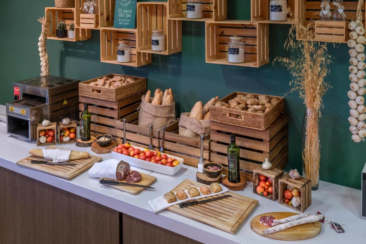 Comida en o cerca de este hotel