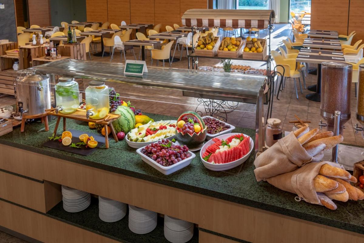 Comida en o cerca de este hotel