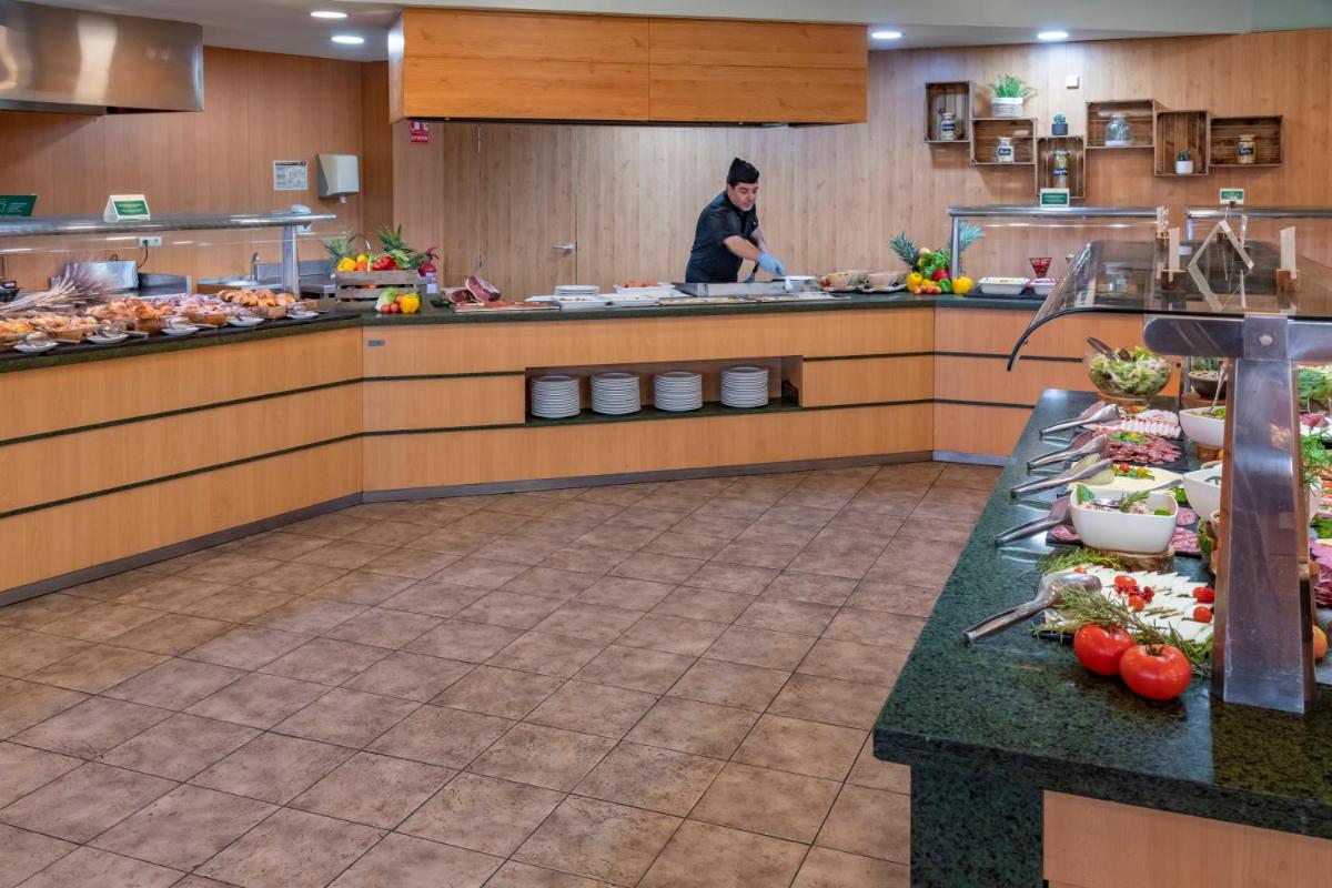 Comida en o cerca de este hotel
