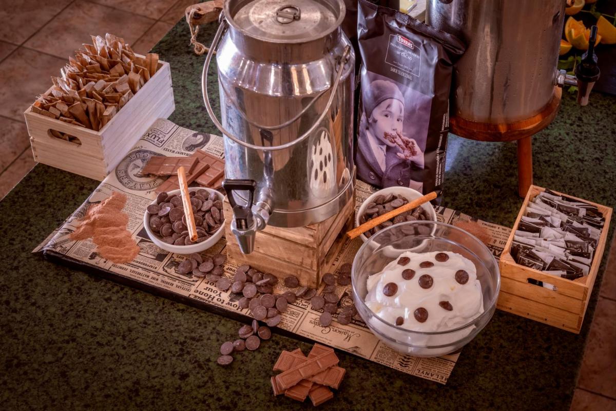 Utensilios para hacer té y café en Vilar Rural De Sant Hilari Sacalm by Serhs Hotels