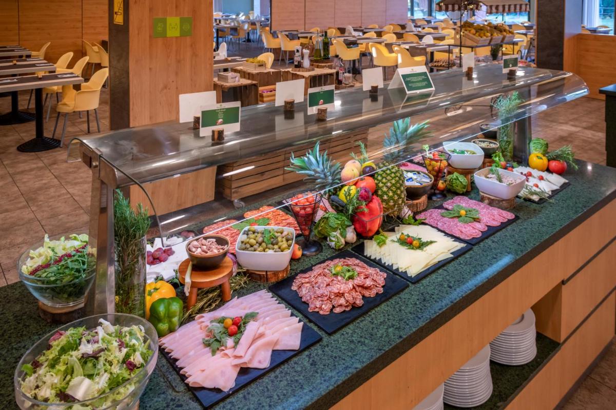 Comida en o cerca de este hotel