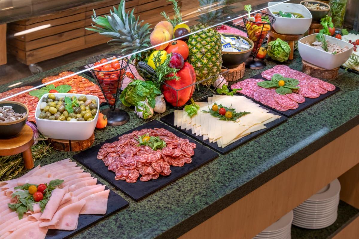 Comida en o cerca de este hotel