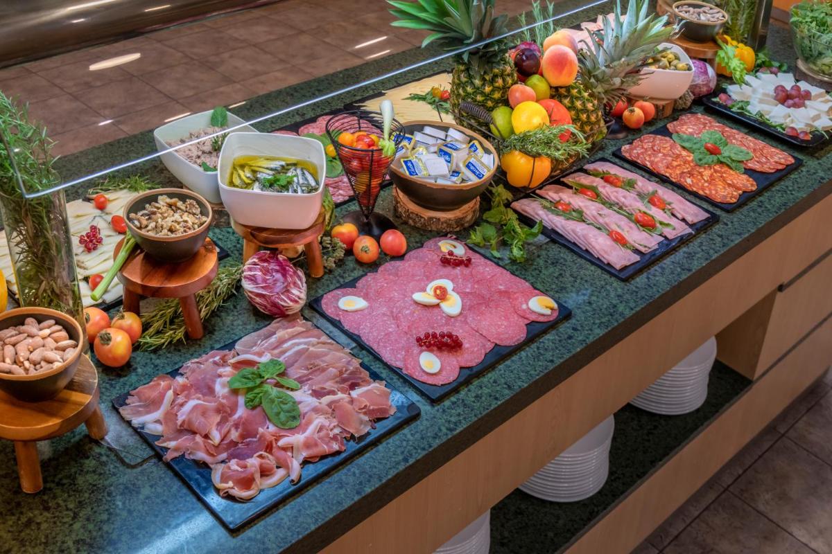Comida en o cerca de este hotel