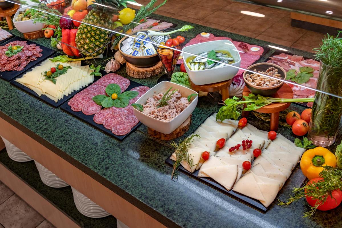 Comida en o cerca de este hotel