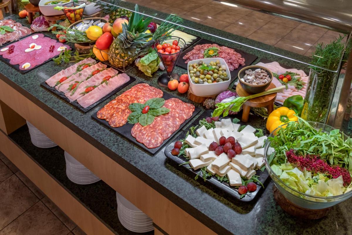 Comida en o cerca de este hotel