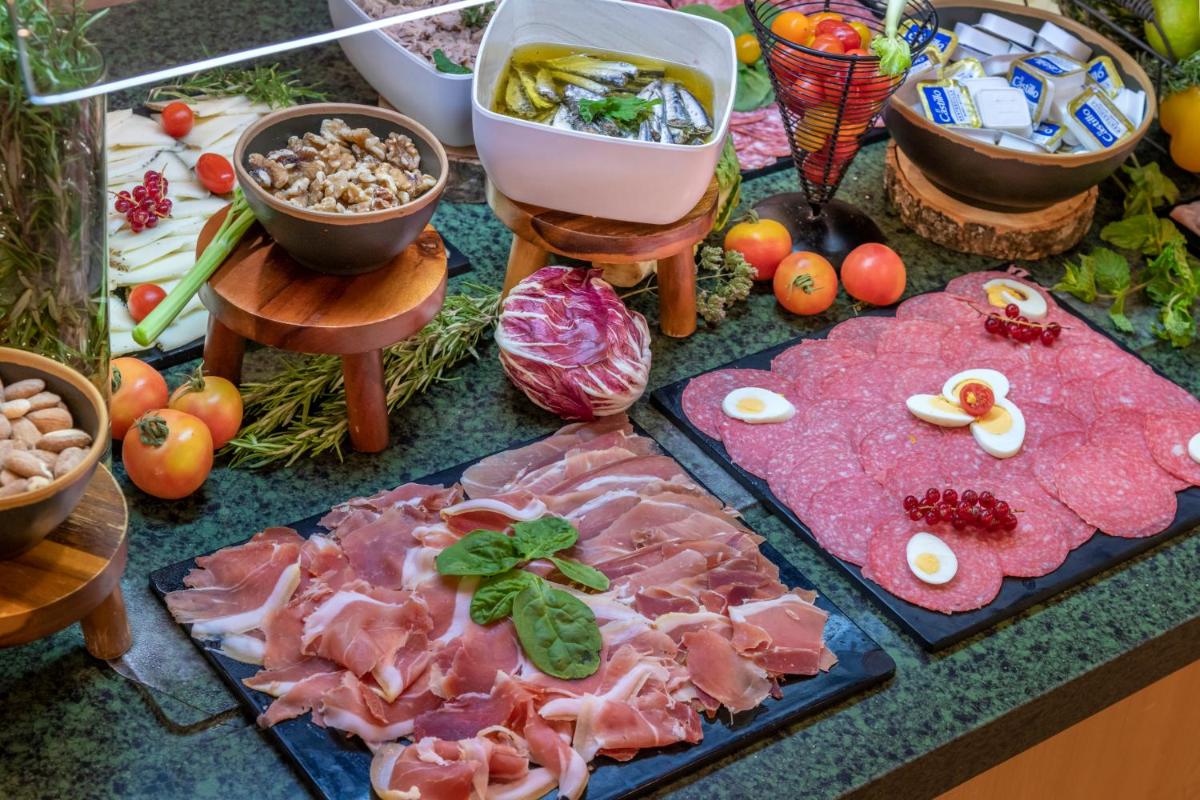 Comida en o cerca de este hotel