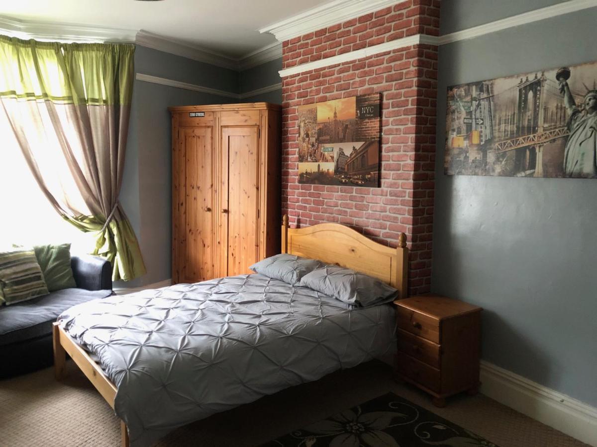 6 Bedroom Villa in Barnsley Centre - Housity