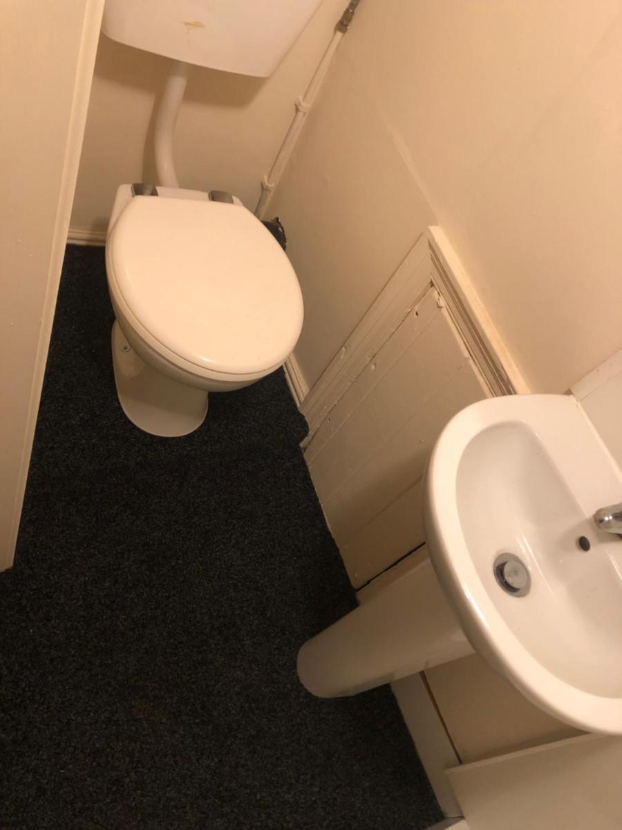 6 Bedroom Villa in Barnsley Centre - Housity