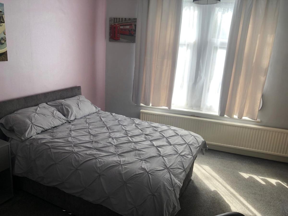 6 Bedroom Villa in Barnsley Centre - Housity