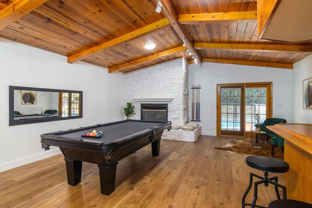 Suitetrails - 4 Bedroom house large pool & spa in prime location