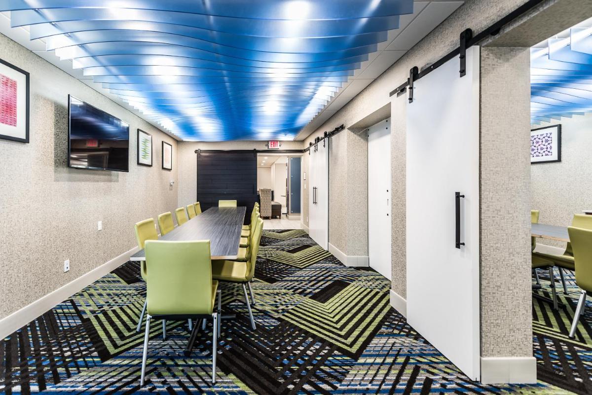 Suitetrails - Holiday Inn Express Flint-Campus Area, an IHG Hotel