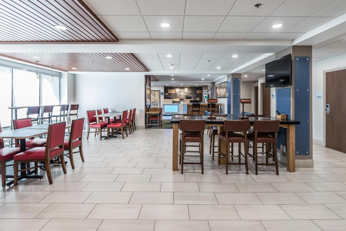 Suitetrails - Holiday Inn Express Flint-Campus Area, an IHG Hotel