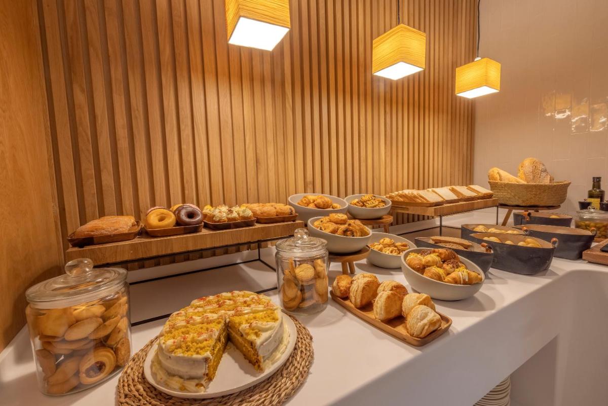 Comida en o cerca de este hotel