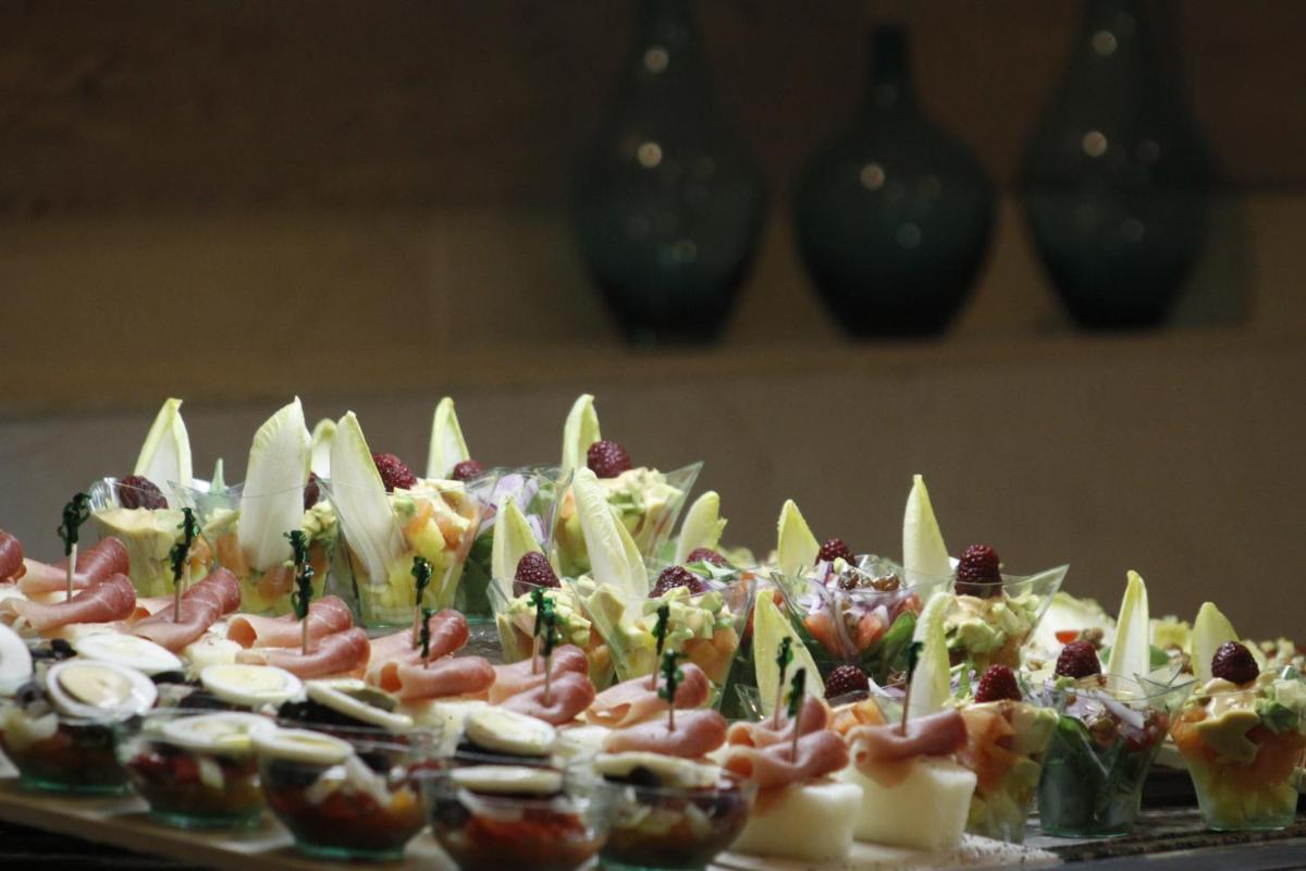 Comida en o cerca de este hotel